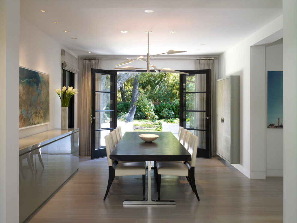 Idées déco pour une grande salle à manger contemporaine avec un mur blanc, parquet clair et aucune cheminée.