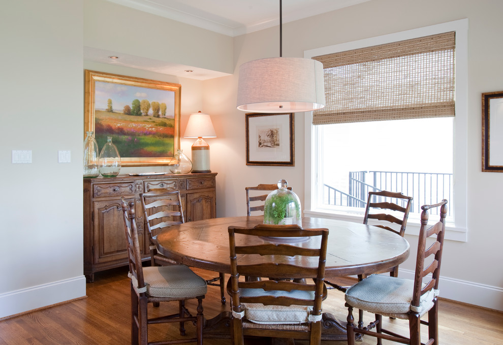 Esempio di una grande sala da pranzo aperta verso la cucina tradizionale con pareti beige e pavimento in legno massello medio