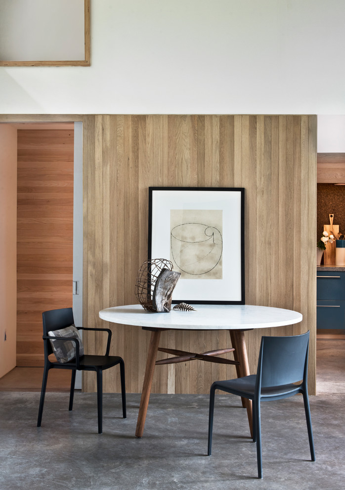 Пример оригинального дизайна: гостиная-столовая среднего размера в современном стиле с бетонным полом, белыми стенами и серым полом