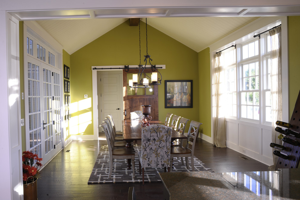 Cette photo montre une salle à manger ouverte sur la cuisine moderne avec un mur vert, parquet foncé et un plafond en lambris de bois.