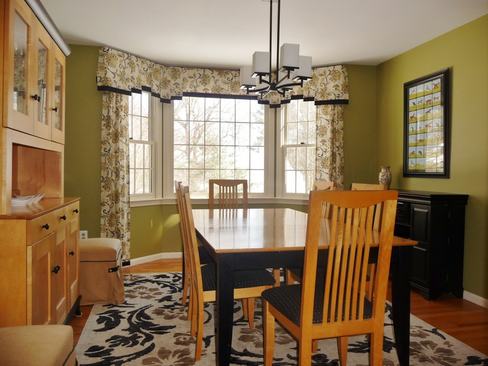 Réalisation d'une salle à manger tradition fermée et de taille moyenne avec un mur vert et un sol en bois brun.