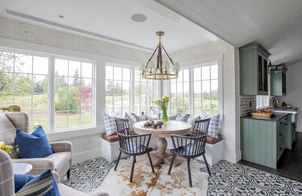 Ejemplo de comedor de estilo de casa de campo con con oficina, paredes blancas, suelo multicolor y papel pintado