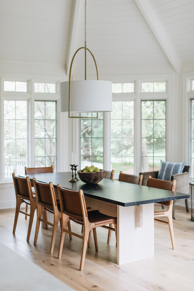 Стильный дизайн: столовая в стиле неоклассика (современная классика) с с кухонным уголком, белыми стенами, светлым паркетным полом и бежевым полом - последний тренд
