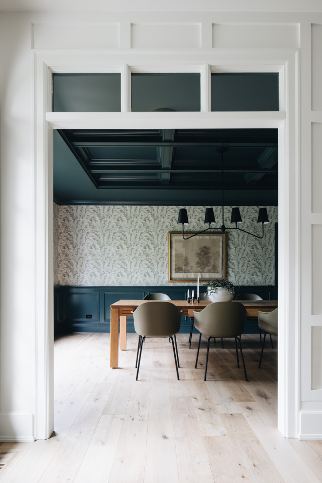 Ispirazione per una sala da pranzo classica chiusa con pareti verdi, parquet chiaro e pavimento beige