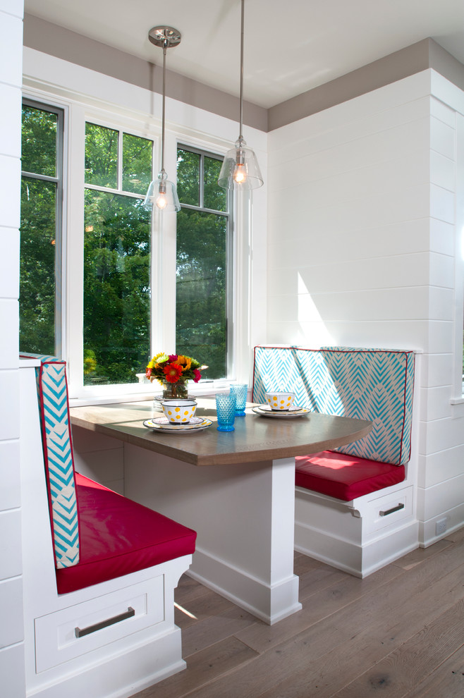 Klassische Wohnküche mit weißer Wandfarbe und braunem Holzboden in Grand Rapids