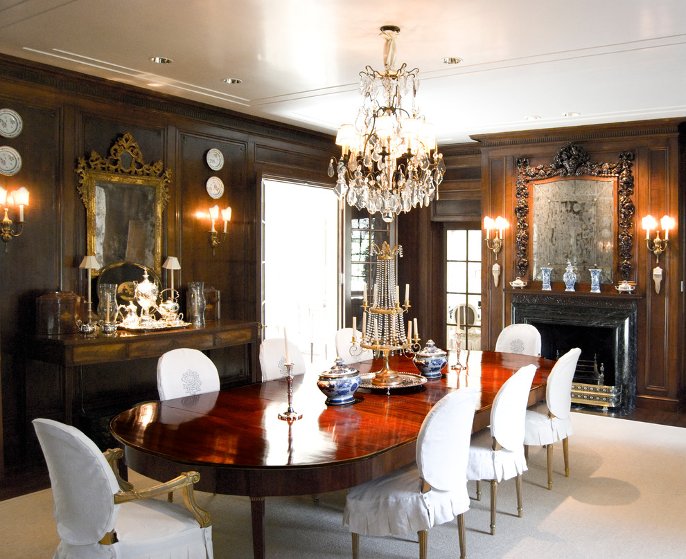 Пример оригинального дизайна: большая отдельная столовая в классическом стиле с темным паркетным полом, стандартным камином, коричневыми стенами, фасадом камина из плитки и коричневым полом