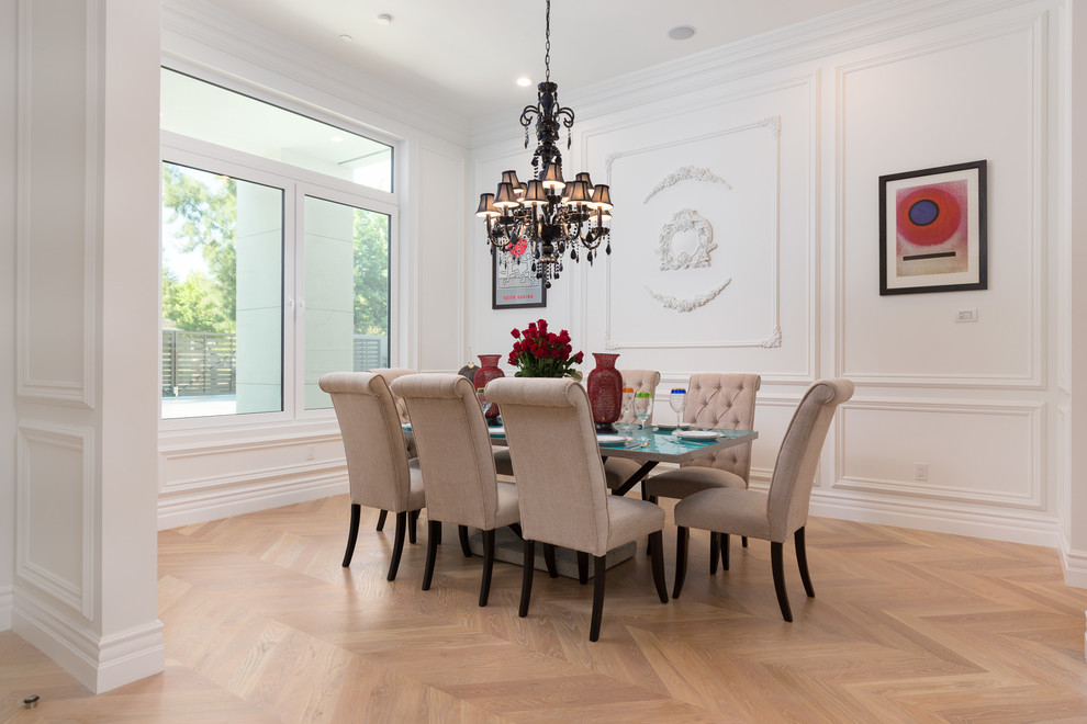 Ispirazione per una sala da pranzo classica chiusa con pareti bianche, pavimento in legno massello medio e pavimento marrone