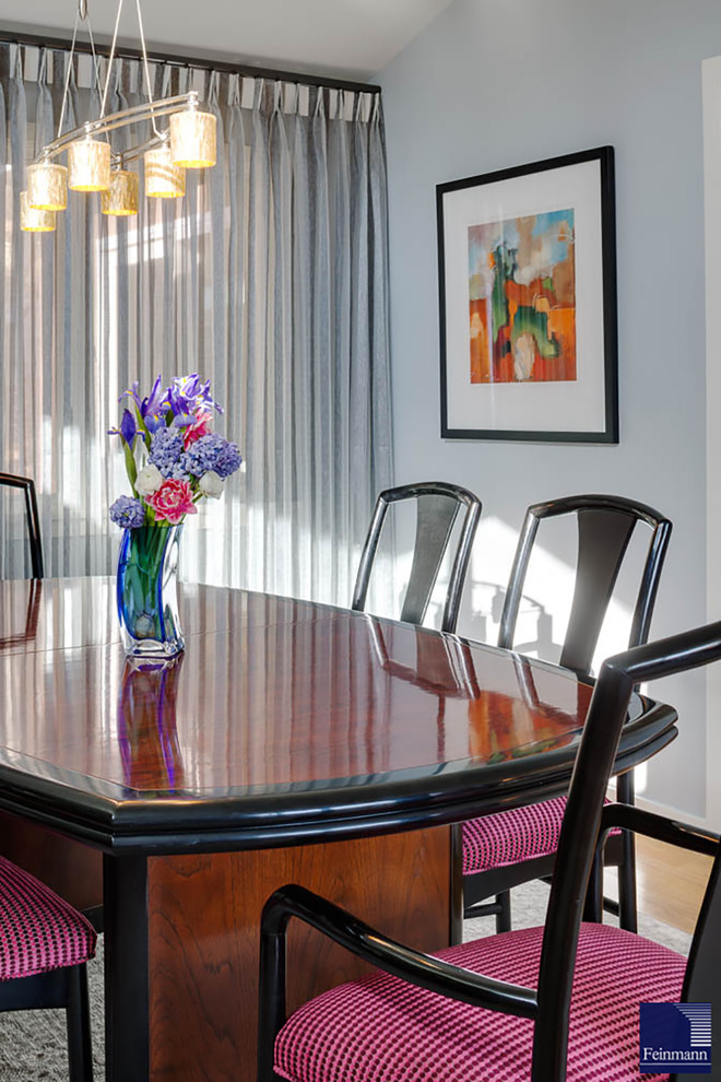 Foto di una sala da pranzo minimalista di medie dimensioni con pareti grigie e parquet chiaro