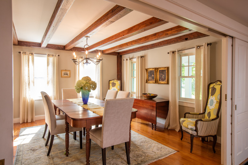 Idée de décoration pour une salle à manger champêtre fermée et de taille moyenne avec un mur beige et un sol en bois brun.