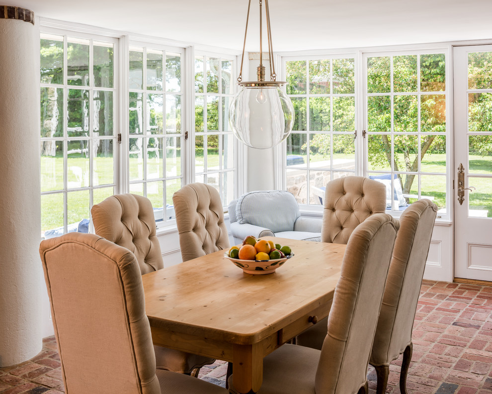 Foto de comedor de cocina clásico de tamaño medio sin chimenea con paredes beige y suelo de ladrillo