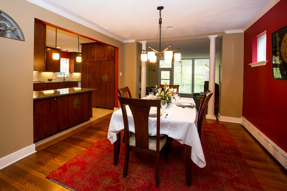 Idee per una sala da pranzo aperta verso la cucina etnica di medie dimensioni con pareti rosse e pavimento in legno massello medio