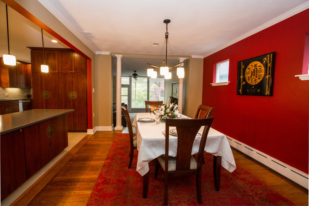 Идея дизайна: кухня-столовая среднего размера в восточном стиле с красными стенами и паркетным полом среднего тона