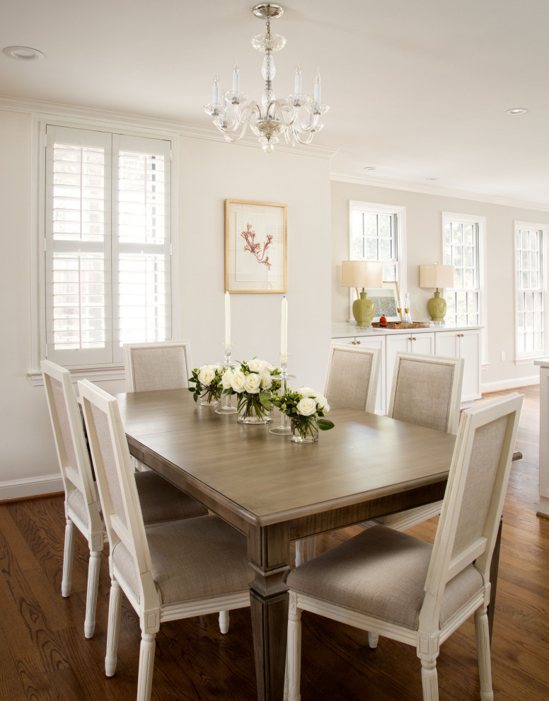 Ispirazione per una sala da pranzo chic di medie dimensioni con pareti bianche, pavimento in legno massello medio e pavimento marrone