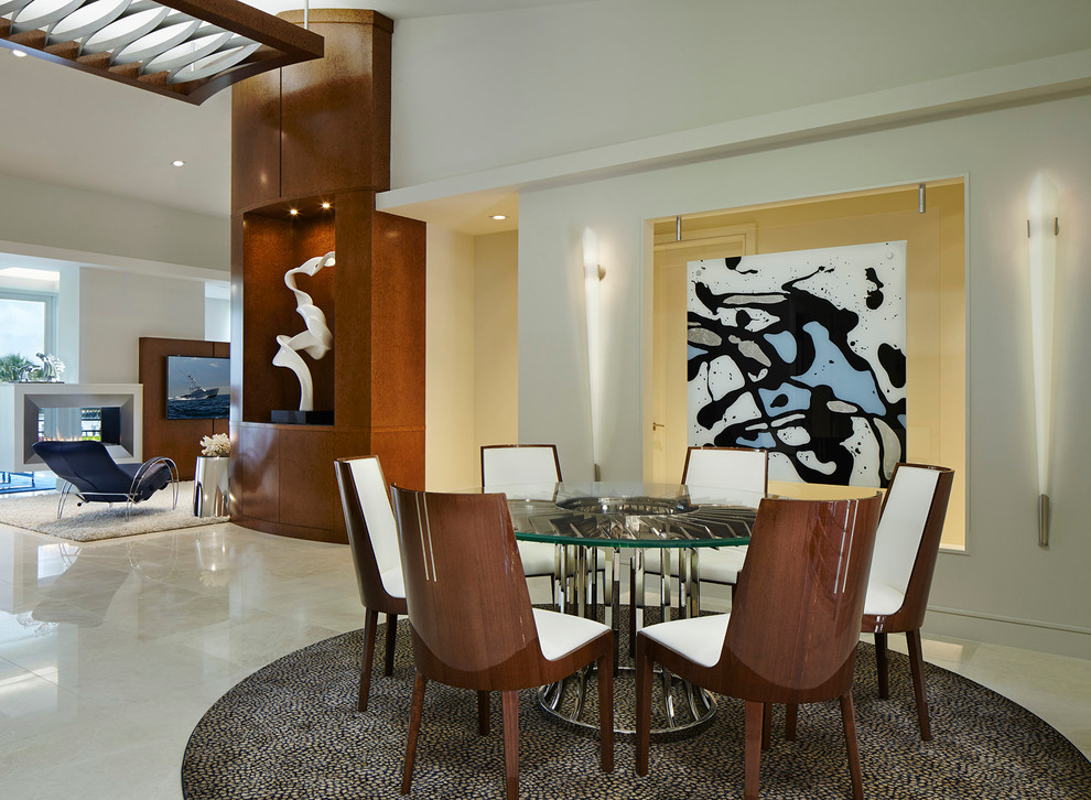 Идея дизайна: гостиная-столовая в современном стиле с белыми стенами и мраморным полом
