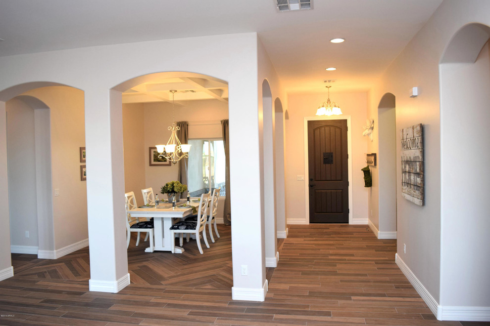 Immagine di una sala da pranzo aperta verso il soggiorno tradizionale di medie dimensioni con pareti beige e pavimento in gres porcellanato