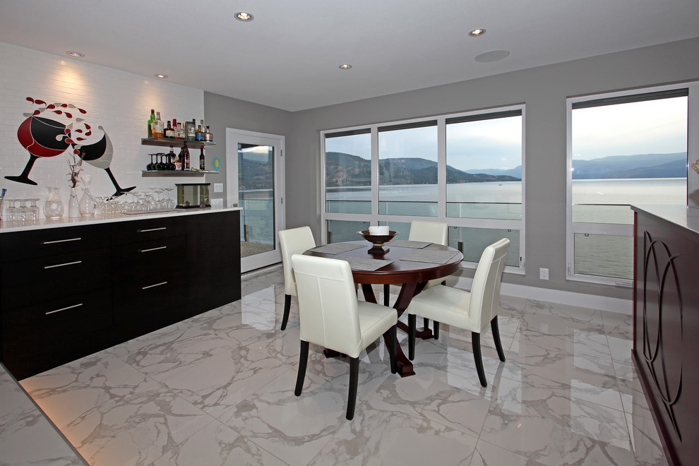 Idee per una piccola sala da pranzo aperta verso il soggiorno minimalista con pareti grigie e pavimento in marmo
