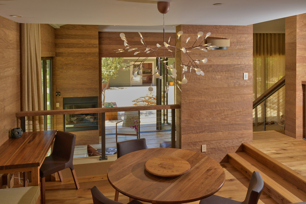 Idées déco pour une rideau de salle à manger rétro avec un sol en bois brun.