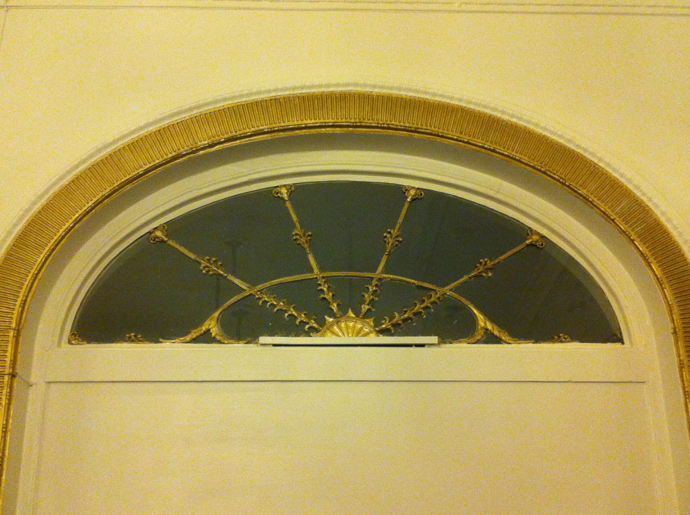 サセックスにあるラグジュアリーな広いヴィクトリアン調のおしゃれなLDK (マルチカラーの壁、壁紙) の写真
