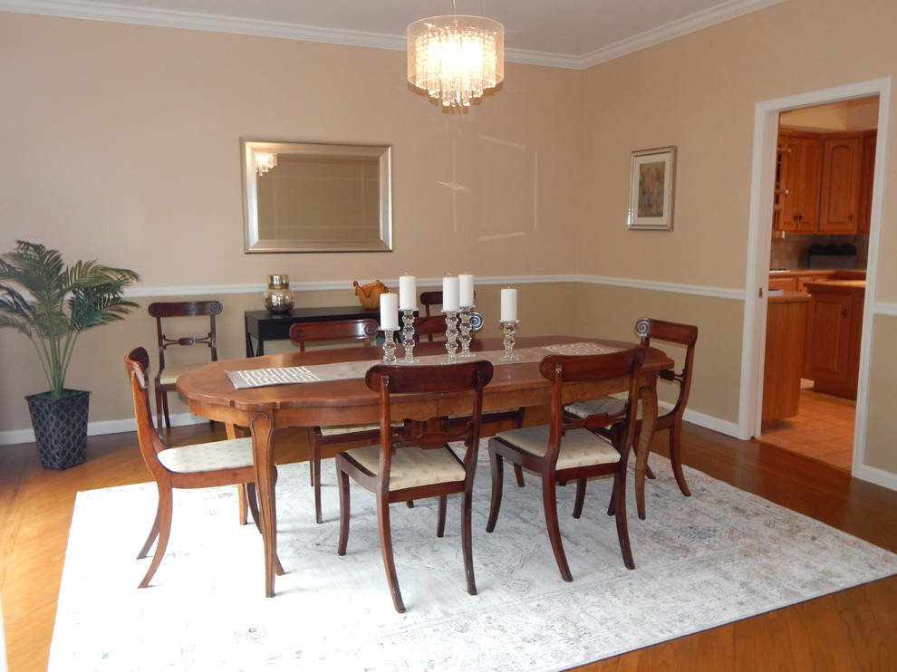 Imagen de comedor clásico renovado de tamaño medio cerrado sin chimenea con paredes beige, suelo de madera en tonos medios y suelo marrón