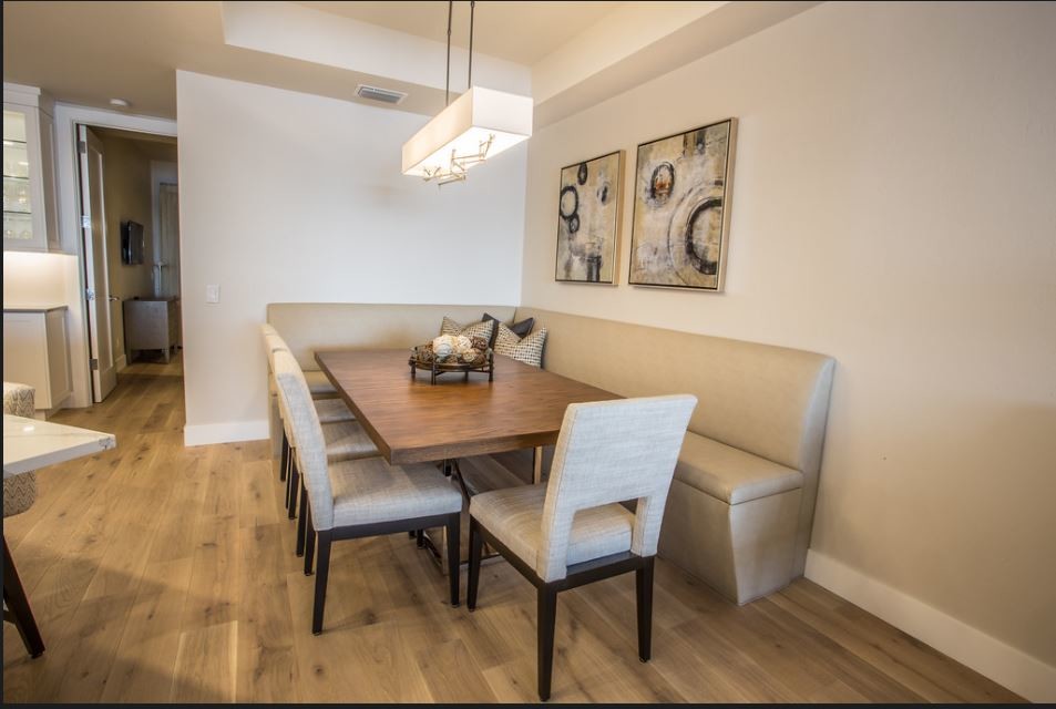 Foto di una sala da pranzo minimal con pareti con effetto metallico e pavimento in legno massello medio