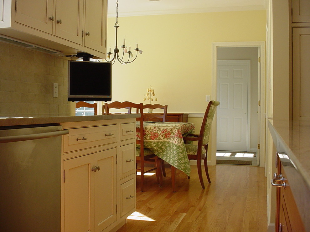 ボストンにあるお手頃価格の中くらいなトラディショナルスタイルのおしゃれなダイニングキッチン (黄色い壁、淡色無垢フローリング、暖炉なし) の写真