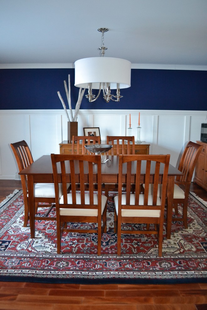 Foto di una sala da pranzo american style chiusa e di medie dimensioni con pareti blu, parquet scuro e nessun camino