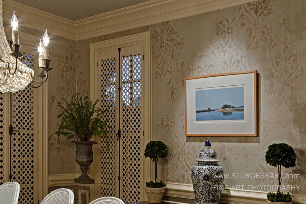 Foto di una grande sala da pranzo classica chiusa con pareti beige e parquet chiaro