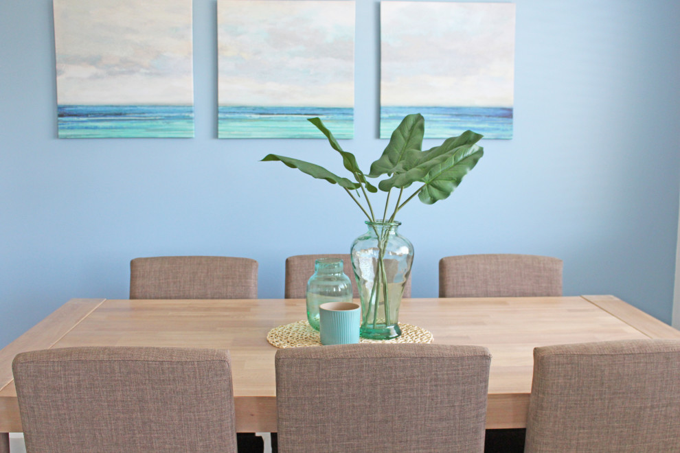 Inspiration pour une petite salle à manger ouverte sur la cuisine marine avec un mur bleu, un sol en carrelage de céramique et un sol gris.