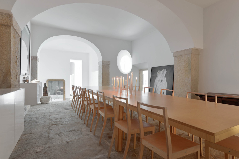 Idéer för att renovera en stor medelhavsstil matplats, med beige väggar och kalkstensgolv