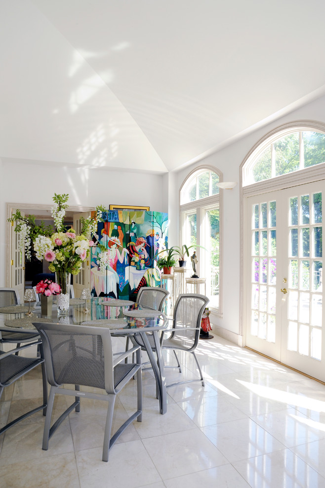 Foto di una sala da pranzo contemporanea con pareti bianche e pavimento in marmo