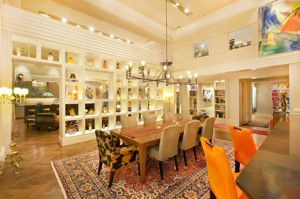 Immagine di una sala da pranzo design con pareti beige e pavimento in legno massello medio