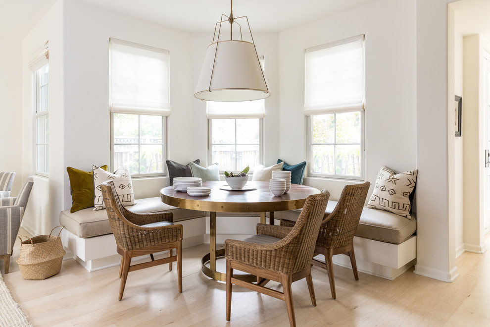 Immagine di una sala da pranzo aperta verso il soggiorno tradizionale di medie dimensioni con parquet chiaro, pareti bianche e pavimento beige