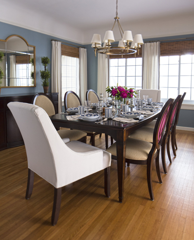 Imagen de comedor clásico renovado de tamaño medio cerrado sin chimenea con paredes azules y suelo de madera en tonos medios