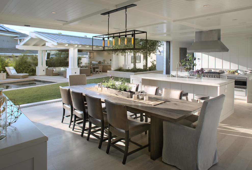 Идея дизайна: огромная кухня-столовая в стиле неоклассика (современная классика) с белыми стенами, светлым паркетным полом и бежевым полом без камина
