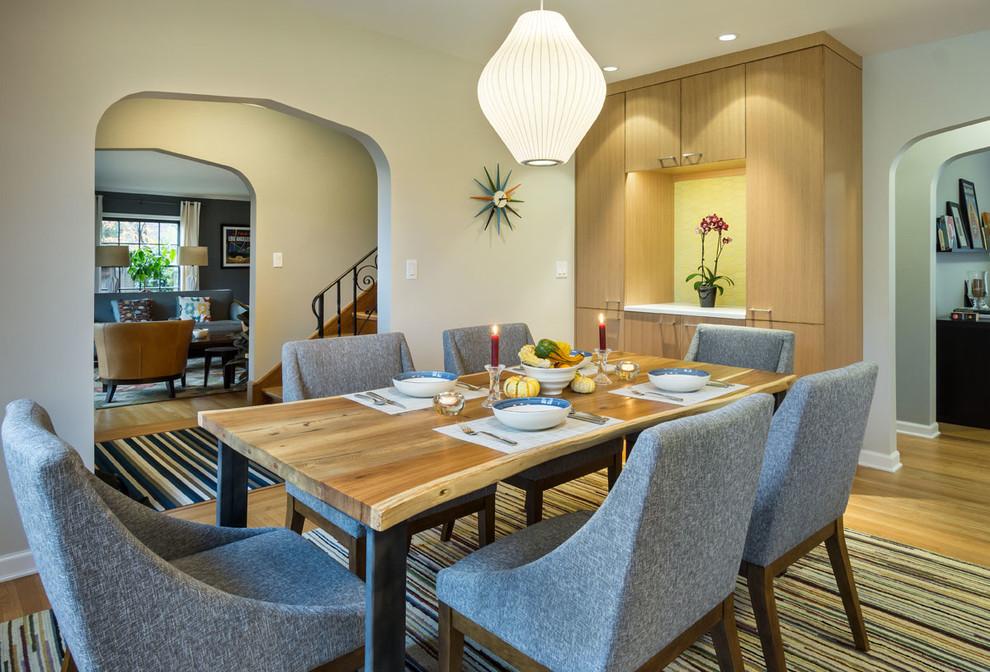 Mittelgroße Moderne Wohnküche mit hellem Holzboden und braunem Boden in Portland