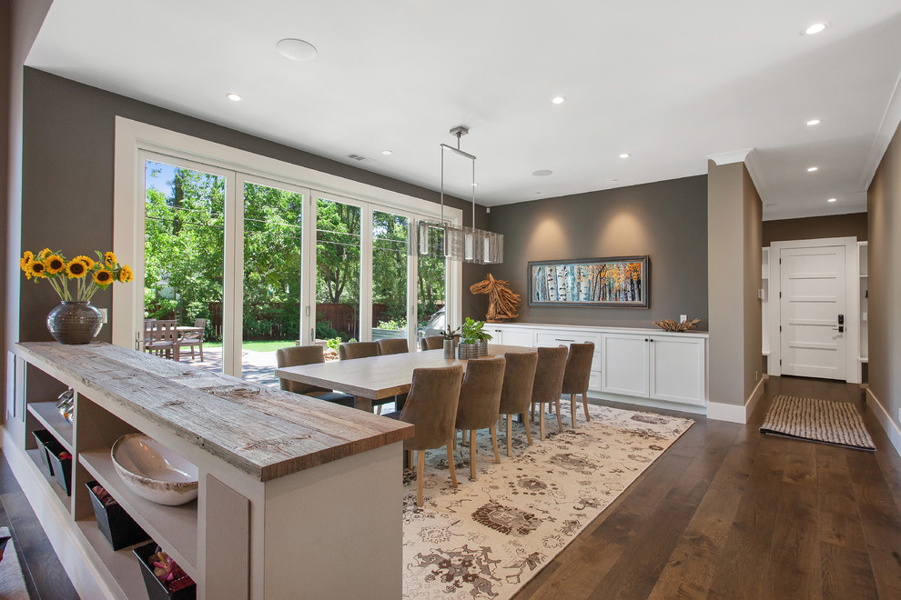 Imagen de comedor de estilo de casa de campo grande abierto con paredes grises y suelo de madera en tonos medios