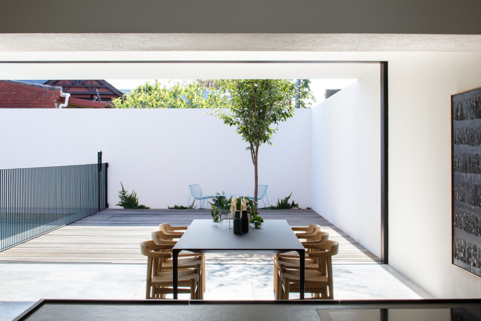 Esempio di una sala da pranzo aperta verso la cucina minimalista