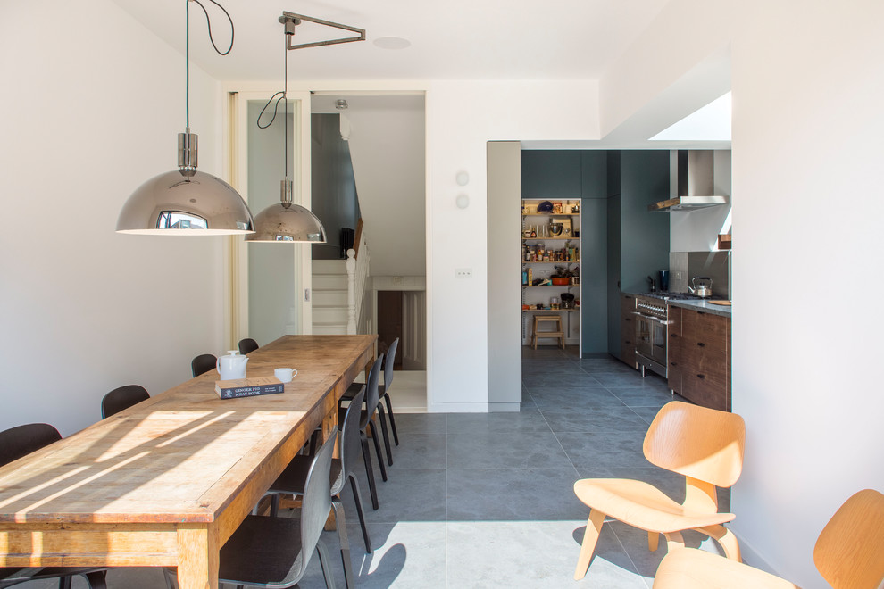 Inspiration för mellanstora moderna kök med matplatser, med kalkstensgolv och grått golv