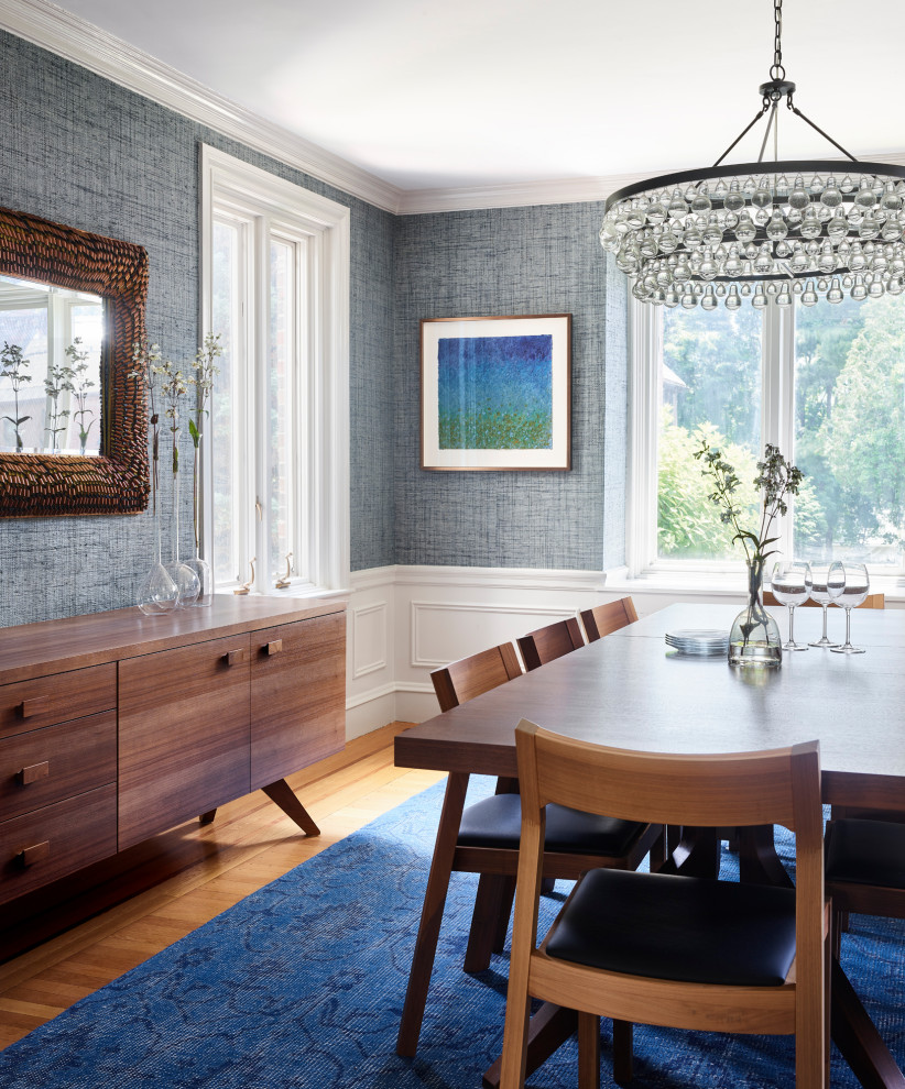 Mittelgroße Klassische Wohnküche ohne Kamin mit weißer Wandfarbe und braunem Holzboden in Boston