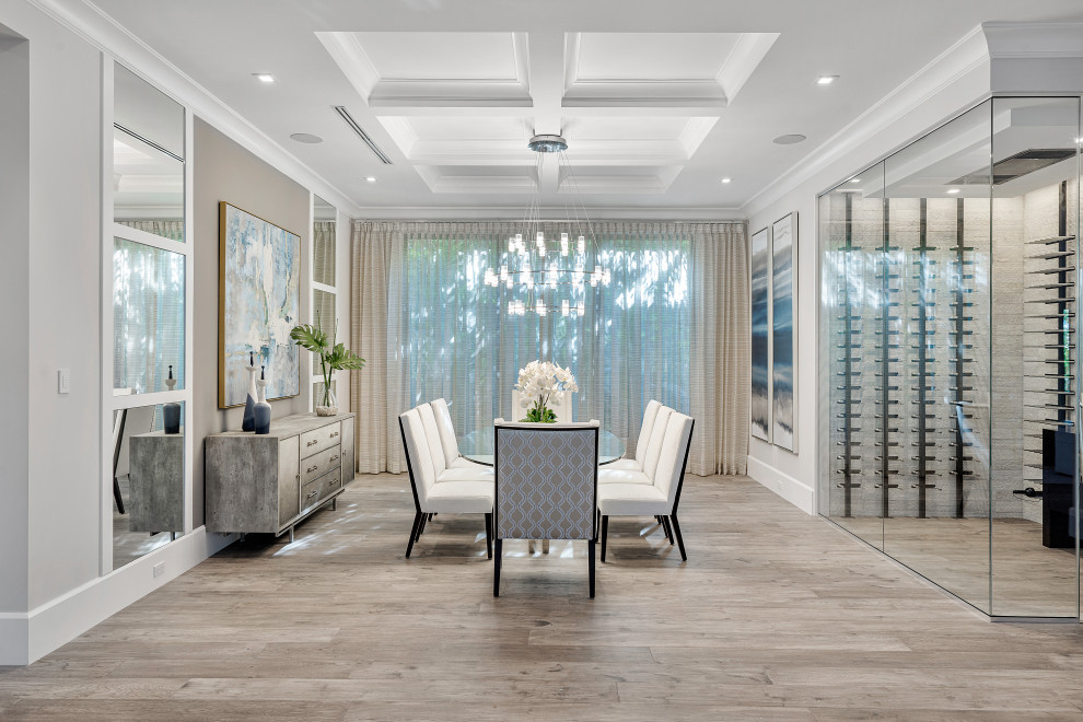 Esempio di una sala da pranzo minimal chiusa con pareti bianche, pavimento in legno massello medio, pavimento marrone e soffitto a cassettoni