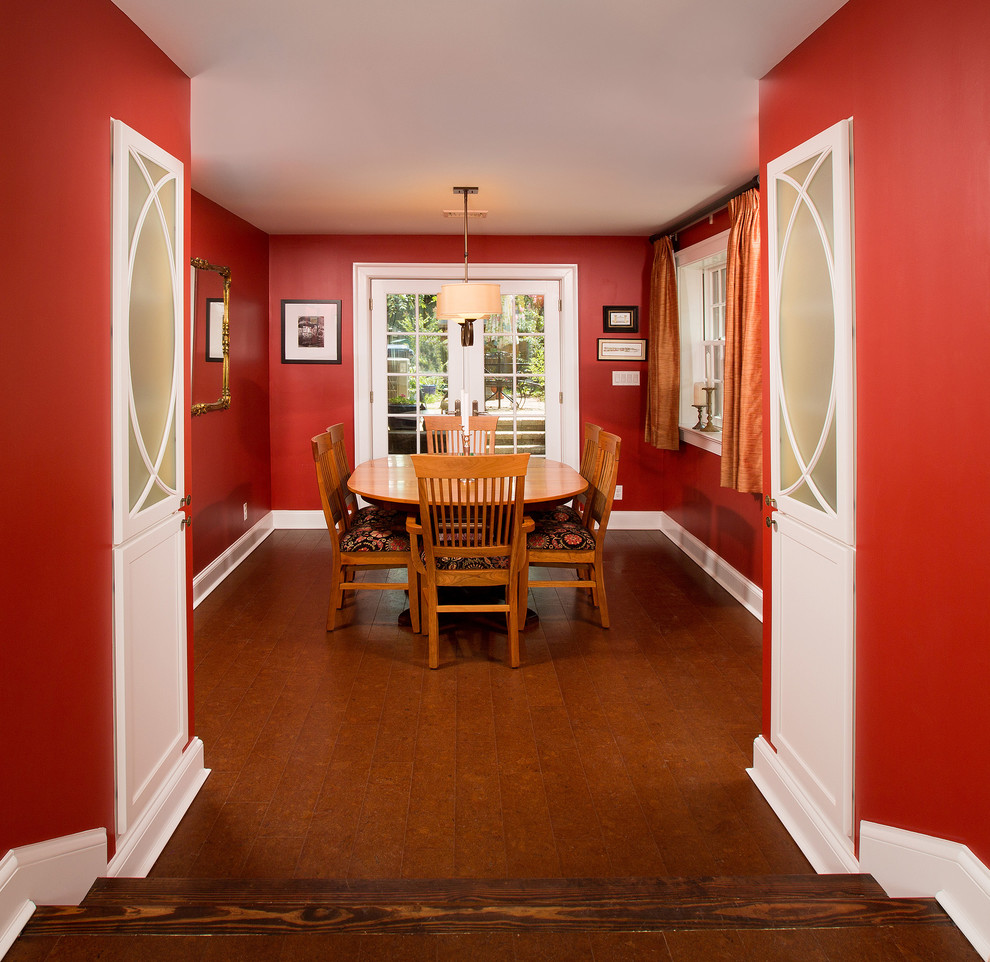 Пример оригинального дизайна: отдельная столовая среднего размера в стиле неоклассика (современная классика) с красными стенами, темным паркетным полом и коричневым полом
