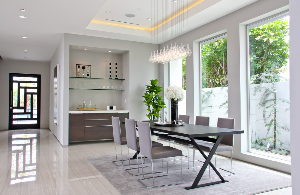 Immagine di una grande sala da pranzo aperta verso il soggiorno minimal con pareti bianche e pavimento in gres porcellanato