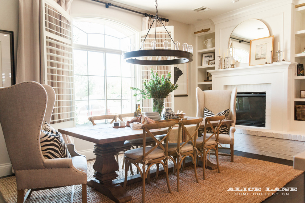 Idée de décoration pour une salle à manger ouverte sur la cuisine tradition de taille moyenne avec un mur beige, parquet foncé, une cheminée ribbon, un manteau de cheminée en brique et un sol marron.