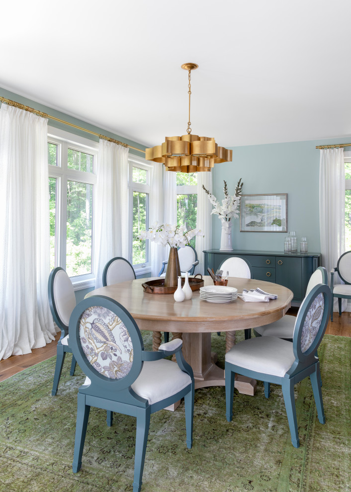 Diseño de comedor clásico renovado grande con paredes azules, suelo de madera en tonos medios y suelo marrón