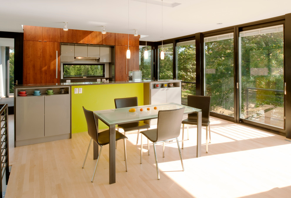 Moderne Wohnküche mit weißer Wandfarbe und hellem Holzboden in Washington, D.C.