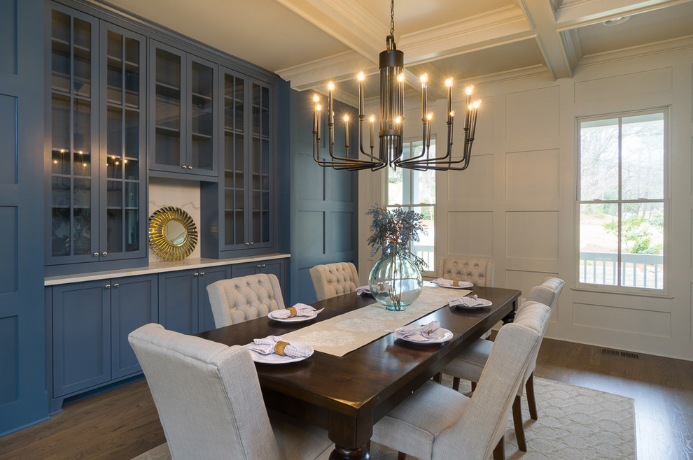 Inspiration pour une salle à manger traditionnelle de taille moyenne avec un mur bleu et un sol en bois brun.