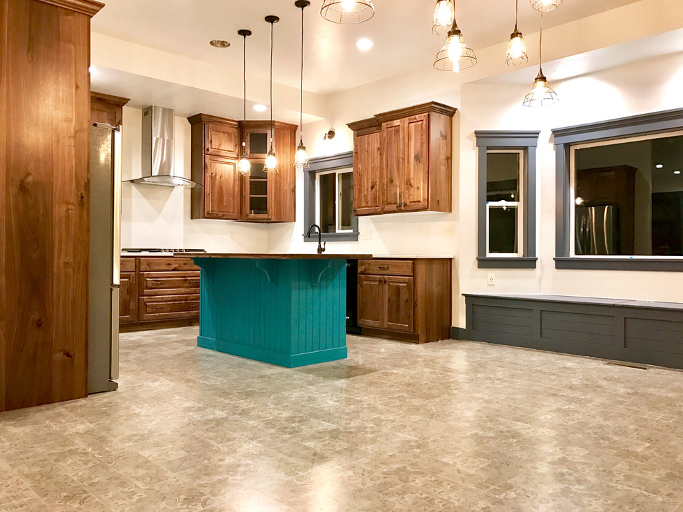 На фото: кухня-столовая среднего размера в стиле шебби-шик с белыми стенами и полом из керамической плитки без камина с