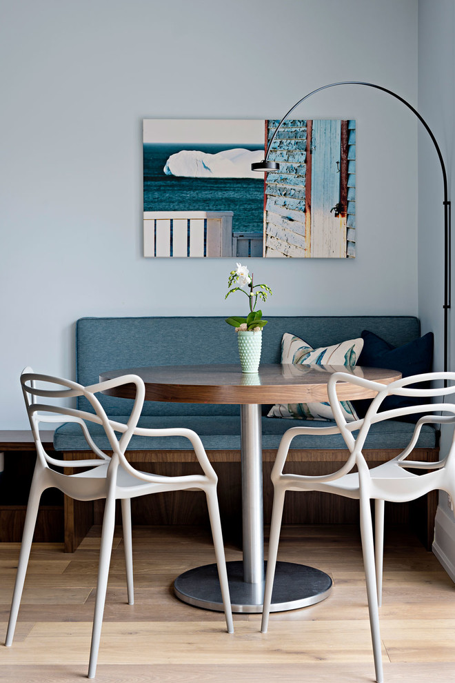 Ispirazione per una sala da pranzo contemporanea chiusa e di medie dimensioni con pareti blu, parquet chiaro, nessun camino e pavimento beige