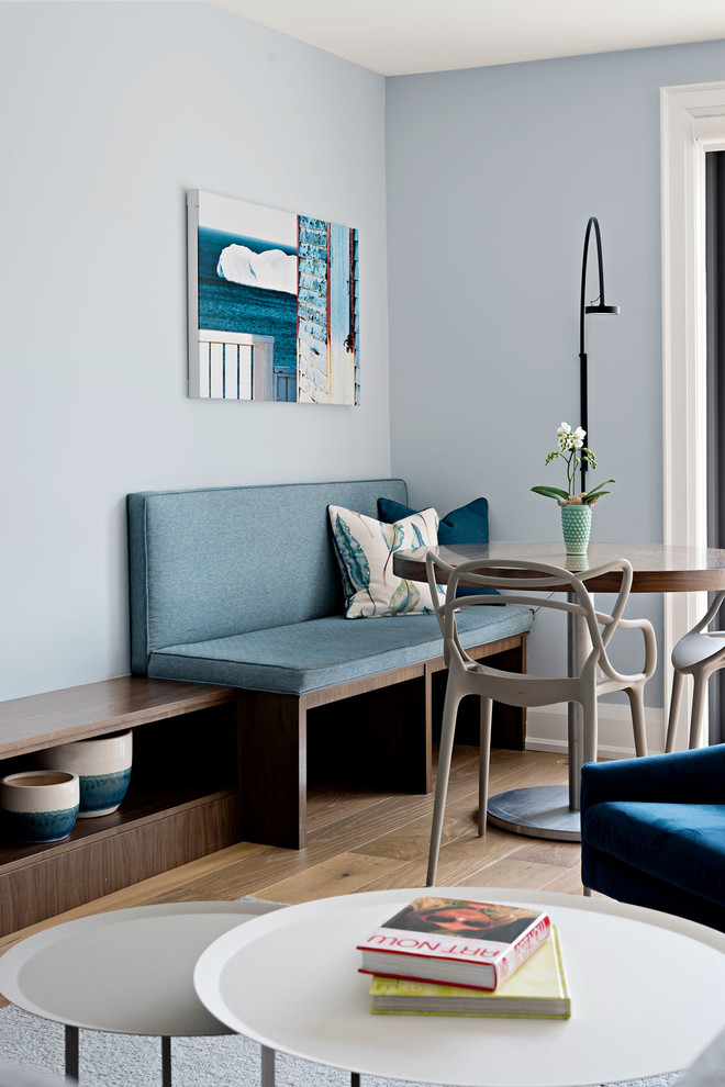 Idee per una sala da pranzo minimalista chiusa e di medie dimensioni con pareti blu e parquet chiaro