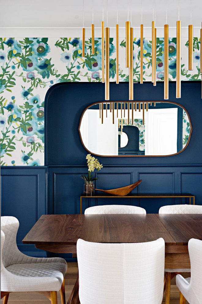 Diseño de comedor minimalista de tamaño medio cerrado con paredes azules y suelo de madera clara